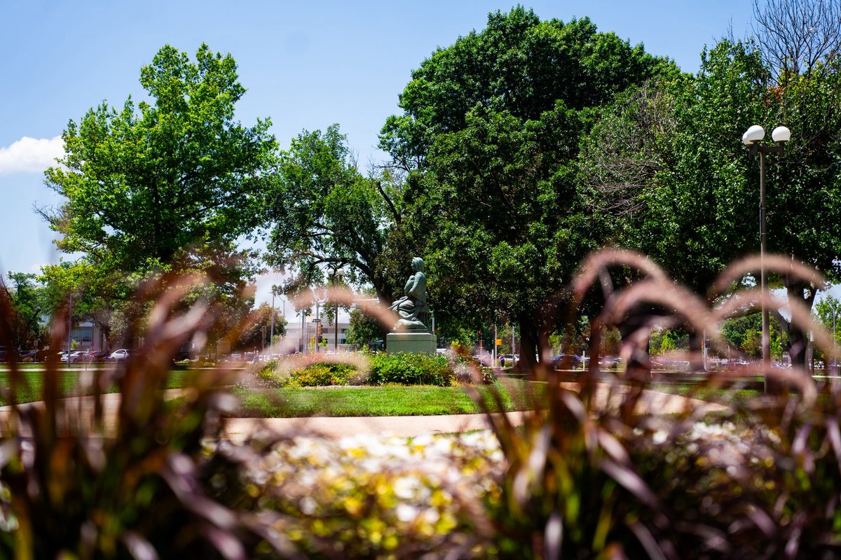 GovLauraKelly's tweet photo. Summer has begun, and here in Topeka, the Capitol Complex is blooming thanks to the hard work of the Department of Administration Office of Facilities and Property Management grounds crew. https://t.co/2QVhlCT9CT