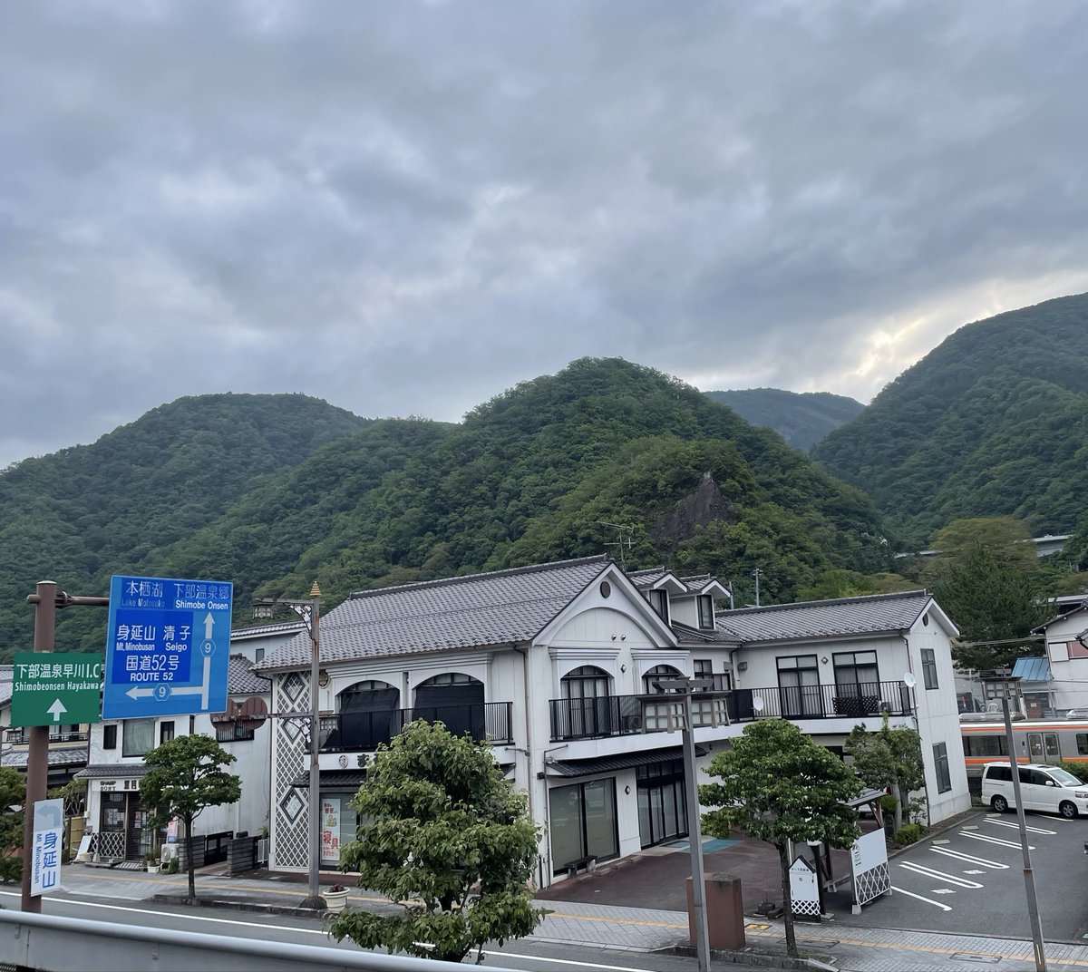 nagataniya0904's tweet photo. おはようございます😄いつもの朝散歩🐾🐾 お休み‼️ 寝苦しい夜中からの 少し涼しくなった身延の朝です。小夏もまだ眠いのか (ง ˘ω˘ )ว  ｵﾈﾑﾉｼﾞｯｶﾝ~♪🐑💤  身延の予報は☁️
今日も元気に頑張りましょうね♪
#身延町 #身延山 #犬のいる暮らし 
#永谷屋 https://t.co/LVHgBIP0vY