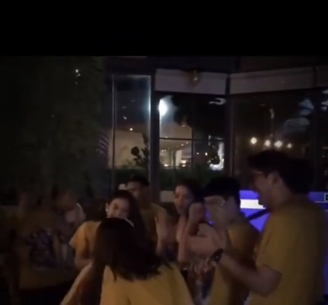 FogjAdri's tweet photo. The same tomboyish girl, a saint, the youngest girl so pure and innocent who needs to grow up and mature, has already been caught at parties. Can you imagine a LingLing doing that? What do these What would crazy fans do with Lingling?
#Linglingkwong‌ 
#LingOrm https://t.co/JSkb5jC9oj