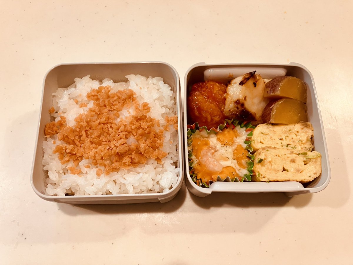 LR_handmade's tweet photo. おはようございます☁️
お弁当を作っていたら「今日午前授業でお弁当要らないかも」

( ꒪⌓꒪)

もう1人はおにぎり🍙2つを持って早々に朝練に行ったけど部活があるからとの事
作ってしまったお弁当、帰ってから食べると言うので冷蔵庫行きとなりました🙃
 #お弁当
 #お弁当記録
 #高校生弁当 https://t.co/1mXuEtU5RF