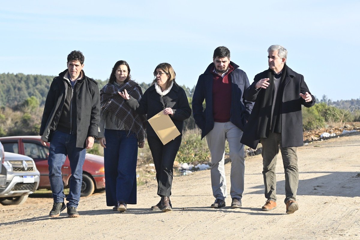 Mvot_Uruguay's tweet photo. @TamaraPaseyro @CresciPablo @pachasanchez @carlosnegro Las autoridades realizaron una puesta a punto de inicio de programa junto a los equipos técnicos en el barrio La Colina.

Se ultiman detalles de mejoras en saneamiento, alumbrado y espacios públicos, fortaleciendo la integración social y la participación de los vecinos. https://t.co/nWW68dZnho