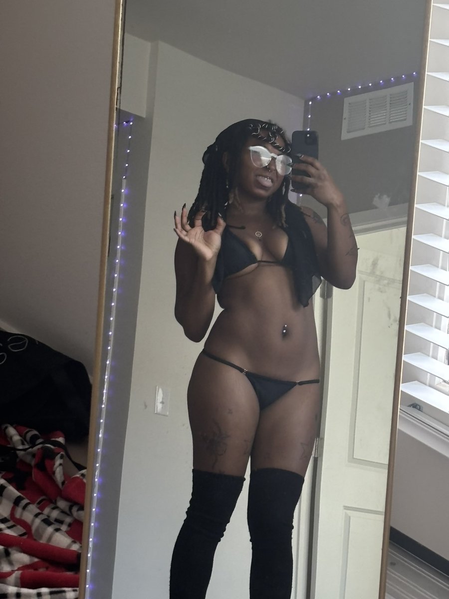LEWDARIUM's tweet photo. Bikini x legwarmers https://t.co/U6WLnfBuAS