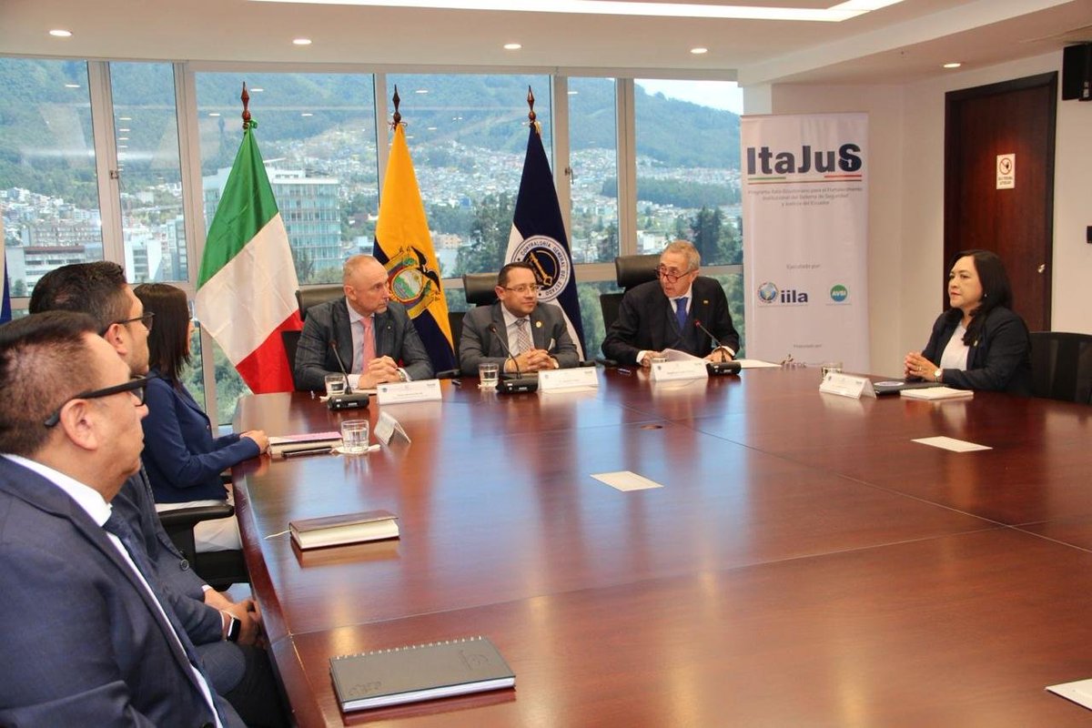 ContraloriaECU's tweet photo. 🏛️ #LaNuevaContraloría | El contralor, Dr. Mauricio Torres, suscribió un convenio de cooperación interinstitucional con el Embajador de Italia en Ecuador, @giovadavoli, y el Director del Programa ITAJUS, Paolo Di Sciuva, para fortalecer la transparencia, la integridad institucional y la lucha contra la corrupción mediante la cooperación internacional.
 
🇮🇹🤝 Esta alianza impulsará el desarrollo de herramientas y mecanismos de prevención, control y detección de corrupción, a través del intercambio de conocimientos, asistencia técnica y capacitación especializada. Además, promoverá la participación ciudadana y las buenas prácticas para proteger los recursos públicos y fortalecer la confianza de la ciudadanía.

📄✍️ En el marco de este convenio, entre agosto y septiembre se desarrollará un programa de capacitación especializada para el personal de la Dirección Nacional de Auditoría Forense e Informática, orientado a fortalecer el uso de tecnología y análisis de datos en la detección de posibles irregularidades.