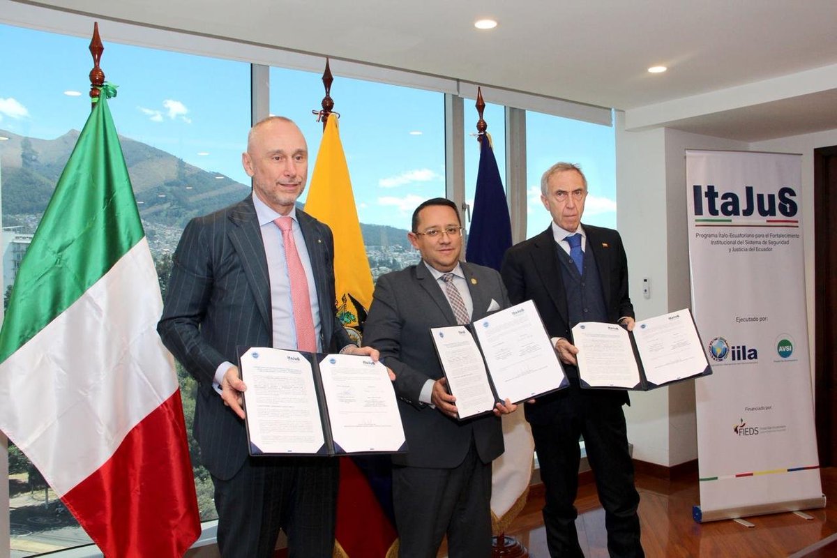 ContraloriaECU's tweet photo. 🏛️ #LaNuevaContraloría | El contralor, Dr. Mauricio Torres, suscribió un convenio de cooperación interinstitucional con el Embajador de Italia en Ecuador, @giovadavoli, y el Director del Programa ITAJUS, Paolo Di Sciuva, para fortalecer la transparencia, la integridad institucional y la lucha contra la corrupción mediante la cooperación internacional.
 
🇮🇹🤝 Esta alianza impulsará el desarrollo de herramientas y mecanismos de prevención, control y detección de corrupción, a través del intercambio de conocimientos, asistencia técnica y capacitación especializada. Además, promoverá la participación ciudadana y las buenas prácticas para proteger los recursos públicos y fortalecer la confianza de la ciudadanía.

📄✍️ En el marco de este convenio, entre agosto y septiembre se desarrollará un programa de capacitación especializada para el personal de la Dirección Nacional de Auditoría Forense e Informática, orientado a fortalecer el uso de tecnología y análisis de datos en la detección de posibles irregularidades.