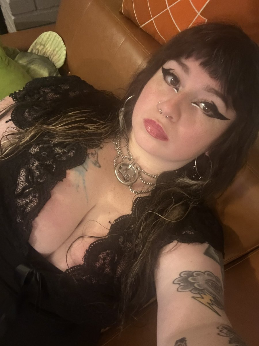 chipotle_ranch's tweet photo. posted a vid of me stripping in the woods on my OF… <3 who wants to peak? https://t.co/F0gOA2oXQg https://t.co/7SemPKDcxw