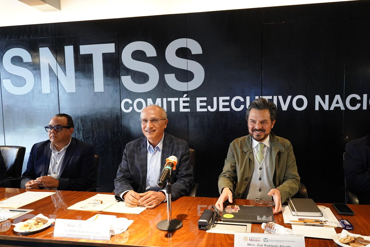 zoerobledo's tweet photo. 🤝🏼 Sostuvimos una reunión de trabajo con el @DrRafaelOlivos, Secretario General del Comité Ejecutivo del SNTSS, y con el Grupo de Trabajo para la Atención de Temas Prioritarios de nuestro Instituto.

Un espacio de diálogo, coordinación y compromiso para seguir mejorando al @Tu_IMSS.

En estas mesas se revisan el fortalecimiento de las plantillas, el abasto, la mejora de las unidades y las estrategias de Trato Digno para las y los pacientes.

Porque sabemos que sí fortalecemos a quienes hacen posible el IMSS todos los días, también fortalecemos la atención y el bienestar de nuestra derechohabiencia.

Todos juntos, todos fuertes, con rumbo al porvenir. 🦅