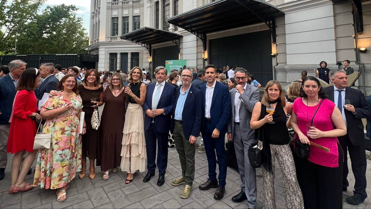eoi's tweet photo. ¡Enhorabuena a la promoción! 👏

Qué orgullo ver las fotos de grupos de alumnos y comprobar el enorme talento, esfuerzo y compañerismo de esta gran familia. Gracias por hacer que el espíritu EOI siga creciendo. 

¡El futuro es vuestro! 🧑‍🎓👨‍🎓

#ClausuraEOI #SomosEOI https://t.co/NyXb95tmT2