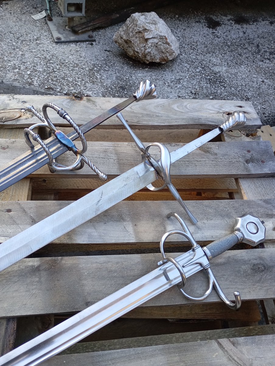 ArannReichhardt's tweet photo. And to think that I used to not like complex hilted swords.

I was so young, so fool.

Been working a bit more on pommels and on the twisty hilt (among other things).
Need to clean the welds and take some material off but that one is almost there too https://t.co/QDpOIKs5f8