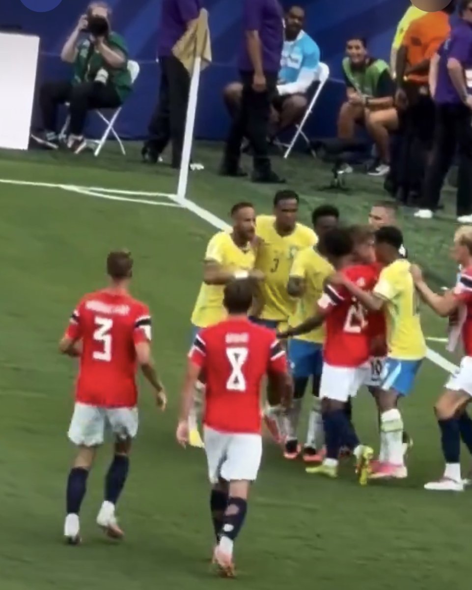 ArsenalNews_Hub's tweet photo. 🚨 Gabriel Magalhães explains why he stepped in to protect Martin Ødegaard when he was being attacked by Brazil players:

“I had to step in. At Arsenal, we’re a family, and that doesn’t stop just because we’re on international duty.

We always look after each other. Martin is my teammate and my brother. If something happens to him, it affects all of us when we go back to Arsenal.

Any injury to Ødegaard could affect the team when the league starts, so my instinct was simply to protect my teammate. I would do the same for any Arsenal player.” ❤️🤍

🔴⚪️ #Arsenal #GabrielMagalhães #MartinØdegaard #WorldCup #COYG