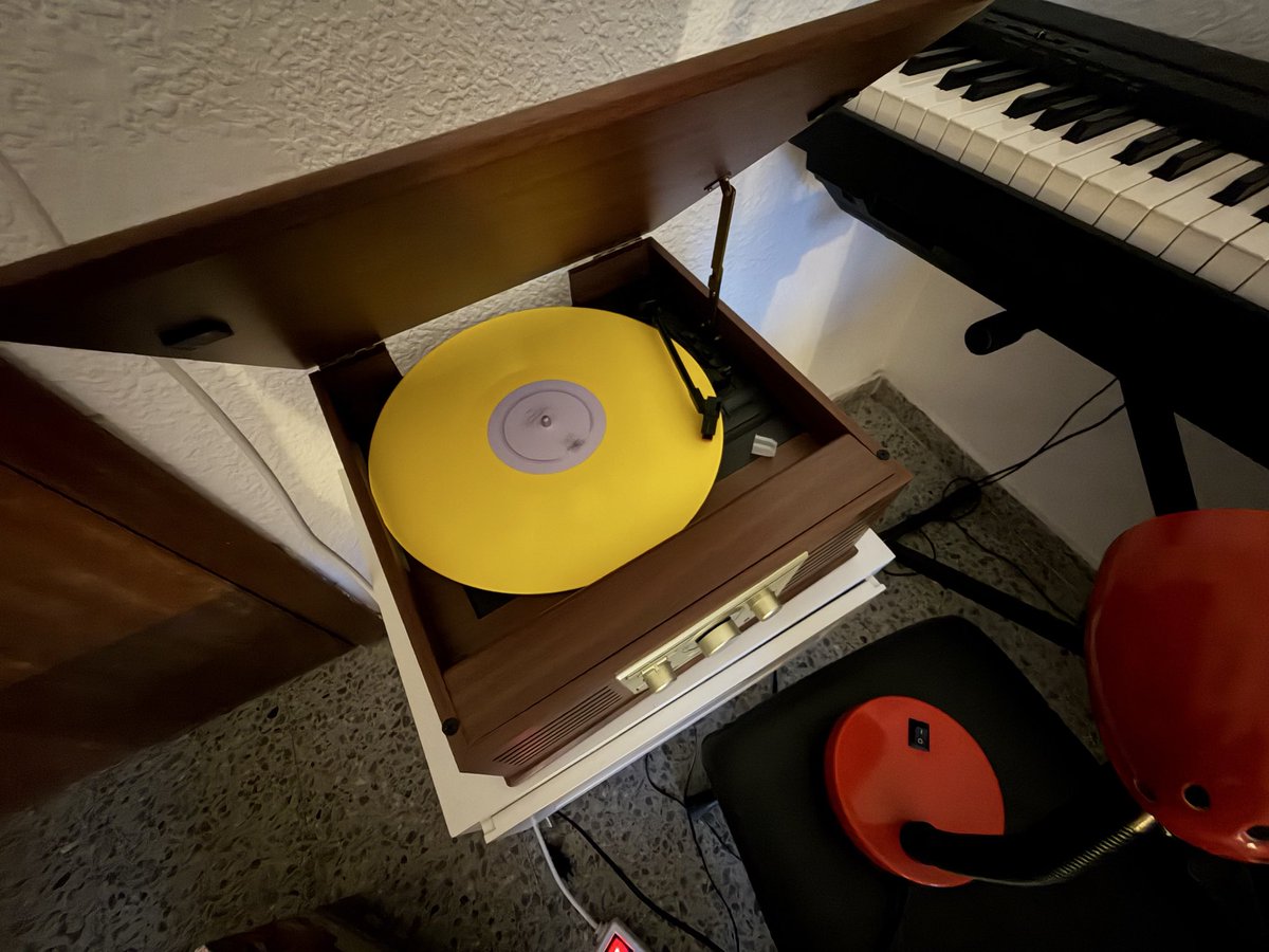 maelbronte's tweet photo. me sentía triste así que me he comprado el vinilo de nothing’s about to happen to me de mitski (ahora estoy más triste). https://t.co/QQxTmrnts1