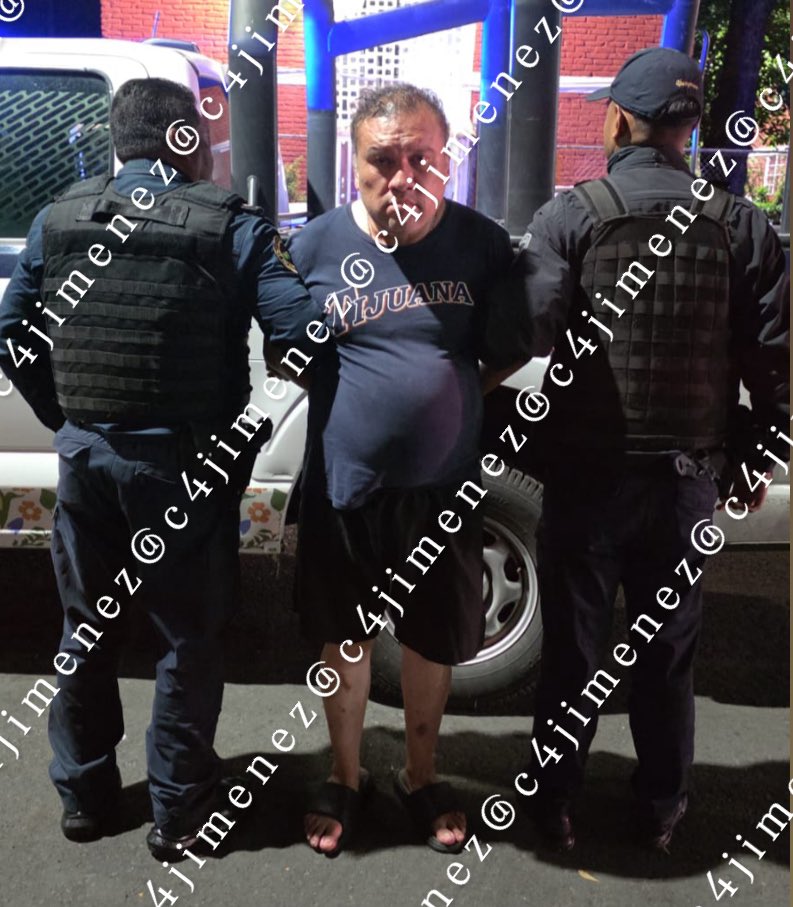c4jimenez's tweet photo. MILITAR en RETIRO, DETENIDO ACUSADO de MATAR a SU PAREJA SOLDADO
Carlos Camargo Capitán 2º en @Defensamx1 
Estuvo emborrachándose con el soldado Luis Ortega, en este depa de @AlcaldiaMHmx 
Vecinos llamaron a @SSC_CDMX tras oír un disparo.
Agentes de Zona Poniente hallaron a Luis con un balazo en la cabeza, y detuvieron al Capitán.
@FiscaliaCDMX indaga.

El caso #c4EnAlerta