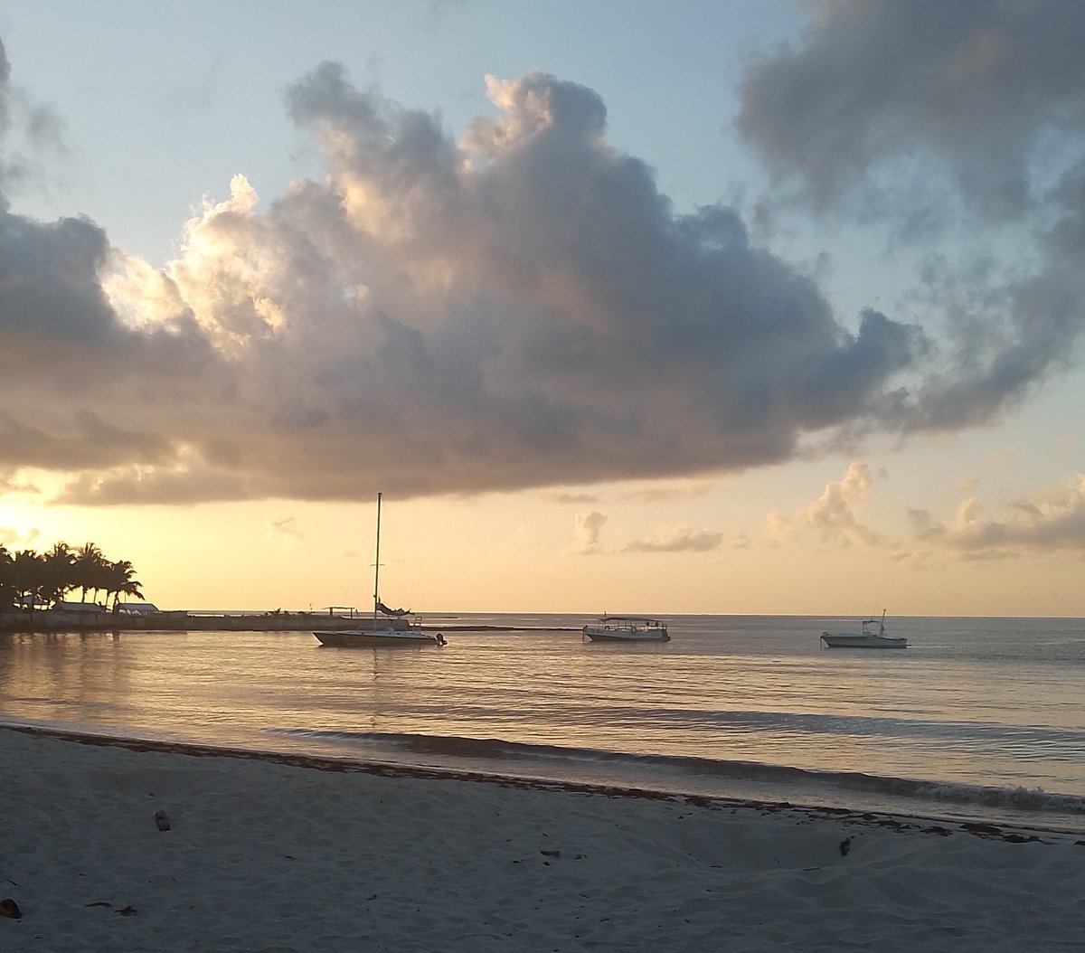 exoon's tweet photo. De los placeres en la vida, amanecer así en la playita... https://t.co/6H3hQdmnbH