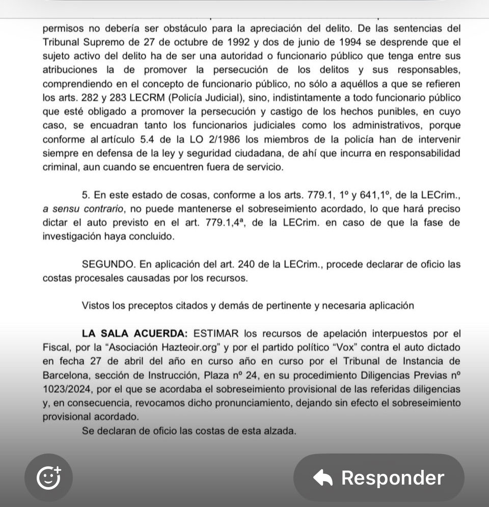 _Marta_Castro's tweet photo. Estiman recurso de @vox_es 
Asunto: 8 de agosto de 2024. Puigdemont, prófugo de la justicia, en un esperpéntico mitin acude y escapa de los mossos.
No podría sin ayuda interna. 
@vox_es denunció, el juzgado archivó y ahora la Audiencia Provincial decide continuar con la investigación.

Hasta el final contra el golpismo.