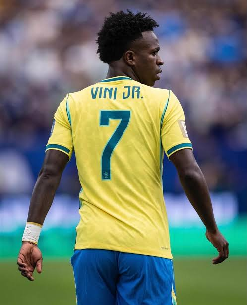 EduCRFlamengo's tweet photo. 🔪💀HORA DE ASSUMIR RESPONSABILIDADE

"Nunca fui vaidoso, nunca quis a artilharia, nunca fugi da responsabilidade" - Vini Jr.

Vini Jr aprendeu uma lição em 2026: Não importa o quanto jogue bem, ele será o responsável na derrota.

Então, Malvadeza, abandone o isolamento na ponta e jogue próximo ao gol. Seja fominha e finalize.

Entenda que, mesmo que você fizesse 7 gols e 7 assistências, o destaque do hexa seria o Neymar.

Você é o maior nome da seleção e tem que ser protagonista, decisivo e artilheiro.

Após a eliminação, ninguém será mais atacado e você conhece o principal motivo.

Pode parar com esse discurso politicamente correto, pegue a camisa 10 e a faixa de capitão.

Distribua esporros em campo, cobre raça e respeito com a camisa do Brasil. Assim ganhará moral.

Porque se continuar com esse papinho, será o culpado mesmo tendo sido o melhor da seleção.

Entre tantas promessas, foi o único a provar que é uma realidade em campo.

Assuma seu papel de liderança técnica e deixe isso claro para o Ancelotti.

Só assim o velho não inventará que o Bruno Guimarães tem que cobrar pênalti, por exemplo.

Acabou essa conversa ingênua. Seja mais do que o jogador que é; seja "O Cara da Seleção Brasileira."

Se for para apanhar, que seja no papel principal em vez de coadjuvante.

Saudações rubro-negras
@EduCRFlamengo
