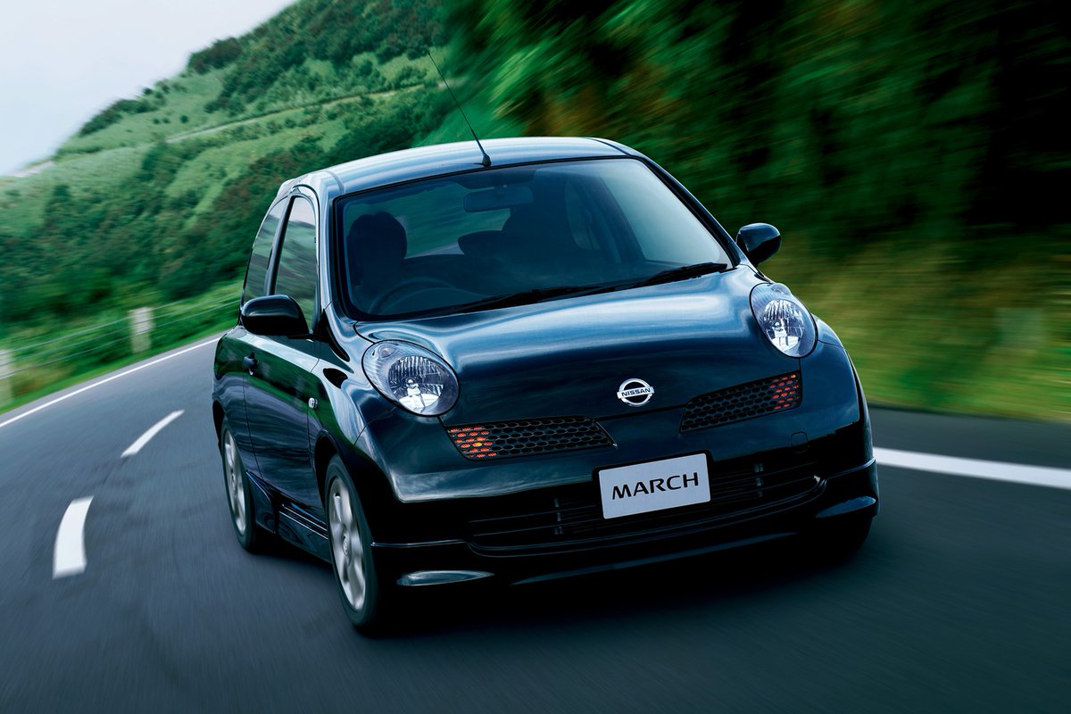 car_kobanashi's tweet photo. 日産 マーチ 12SR（2003-2010 日本）
日産 マーチ 12SRは、K12型をベースにオーテックジャパンが開発したファクトリーカスタムカーである。2003年10月に登場し、単なるドレスアップにとどまらず、エンジンやシャシーに徹底したメカニカルチューニングが施された。扱いやすいサイズで、操る楽しさを純粋に追求したパッケージングが特徴である。

パワートレーンは1.2リッター直列4気筒のCR12DE型を採用。高圧縮比ピストンや専用カムプロフィール、ポート研磨、排気系の最適化など、量産車の枠を超えたチューンが施された。これにより、最高出力は前期型で108馬力、2005年以降の後期型では110馬力を発生し、高回転まで鋭く吹け上がる特性を獲得。トランスミッションは5速MTのみが用意された。

シャシーとボディの補強も徹底されている。各部へのステー追加によって剛性を大幅に引き上げ、専用サスペンションや15インチアルミホイールを装備。空力面では各種スポイラーに加え、床下の空気の流れを整えるアンダーカバー類も装着され、優れた高速安定性とリニアな操縦性を両立させた。

マーチ 12SRは、パワー競争とは一線を画し、高精度なチューニングによるトータルバランスでコンパクトホットハッチの魅力を体現した存在である。2010年にベース車の交代にともない生産を終えたが、オーテックがこだわり抜いた走りの質は、今なお多くのファンに語り継がれている。#車小噺