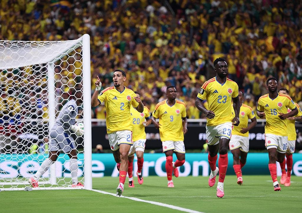 unmundolocoweb's tweet photo. 🇨🇴 Colombia y Suiza 🇨🇭 siguen empatados en un partido cerrado, de esos que se juegan con más miedo a perder que ganas de ganar.
La hinchada colombiana pone el color; la pelota, por ahora, pide emociones.
#Colombia #Suiza #Mundial2026 #WorldCup2026 #UnMundoLoco https://t.co/6bOMXARy0Z