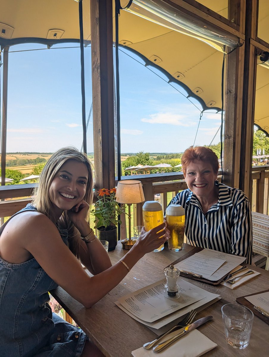 PaulineHansonOz's tweet photo. Nothing like a beer with your mate at the pub on a hot day 🇦🇺 #TheFarmersDog @_HollyValance https://t.co/mLnvUk30UO