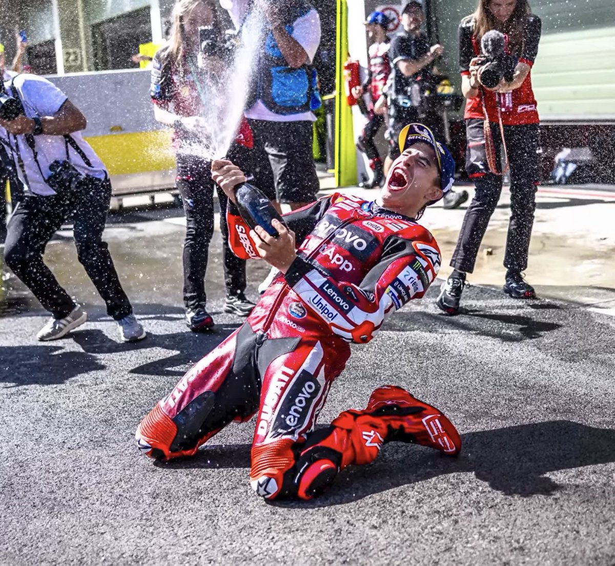 shinesobrights1's tweet photo. is there a reason none of you made this go viral and I had to stumble across it weeks after it was taken? are we censoring content now? is this a church or something? it’s just a man opening a bottle of prosecco. https://t.co/ioYh19TxTs