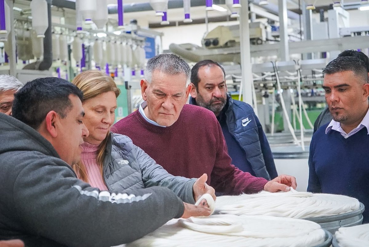 GabyPedrali's tweet photo. Junto al compañero diputado nacional @CastagnetoC, que nos visita en La Rioja, recorrimos la Planta 2 de Hilados, del grupo TN&Platex, donde fuimos recibidos por Jorge Carande, gerente administrativo de la empresa, y por delegados gremiales del sector textil.

Conversamos sobre la compleja situación que atraviesa hoy el sector textil como consecuencia de las políticas del Gobierno nacional, que afectan no solo a la producción, sino también a todo el entramado económico y social que depende de esta actividad.

Coincidimos en que necesitamos una Argentina que apueste por la industrialización, que proteja la producción nacional y que entienda que detrás de cada fábrica hay familias y comunidades enteras, hay trabajo y federalismo.