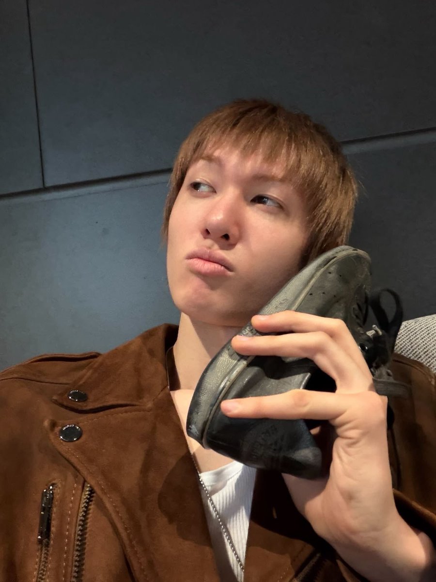 heonchhi's tweet photo. When your shoe starts chatting to you https://t.co/fQNhNFrECO