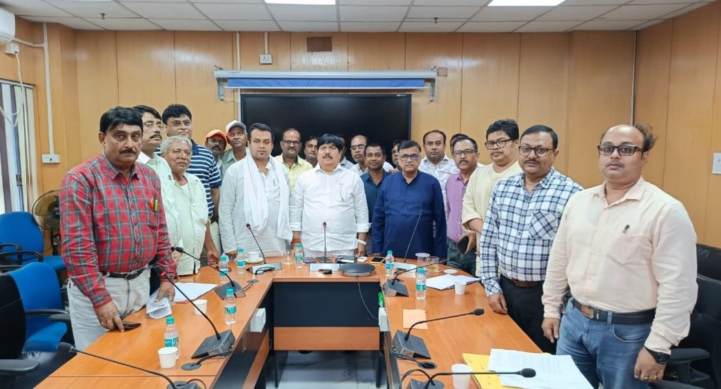 ArjunsinghWB's tweet photo. Guided by the vision of Hon'ble Prime Minister Shri @narendramodi ji for the holistic development of Bengal, and under the visionary leadership of Hon'ble Chief Minister @SuvenduWB ji, another significant step has been taken towards safeguarding workers' interests, promoting industrial growth, and generating employment by reopening seven more closed jute mills in West Bengal.

Today, after several rounds of productive meetings held at the New Secretariat in the presence of the Minister of State for Labour, Shri Bhaskar Bhattacharya, and myself, it was decided that seven closed jute mills located in Hooghly, Howrah, North 24 Parganas, and Purba Bardhaman will be reopened by 10 July. This decision will enable more than 20,000 workers to return to their jobs.

The decision was reached after separate meetings with the management and representatives of workers' unions of India Jute, Hastings, Gondalpara, Empire, Loomtex, Shaktigarh, and Howrah #Jute Mill.

The meetings were also attended by Special Labour Commissioner Shri Ashish Sarkar and other senior officials of the #Labour Department.

Our commitment is to protect the legitimate rights of workers, revive closed industries, and accelerate the pace of industrial development in West Bengal. This initiative will not only restore livelihoods for thousands of workers but also mark the beginning of a new chapter in the state's industrial resurgence.
@CMOfficeWB