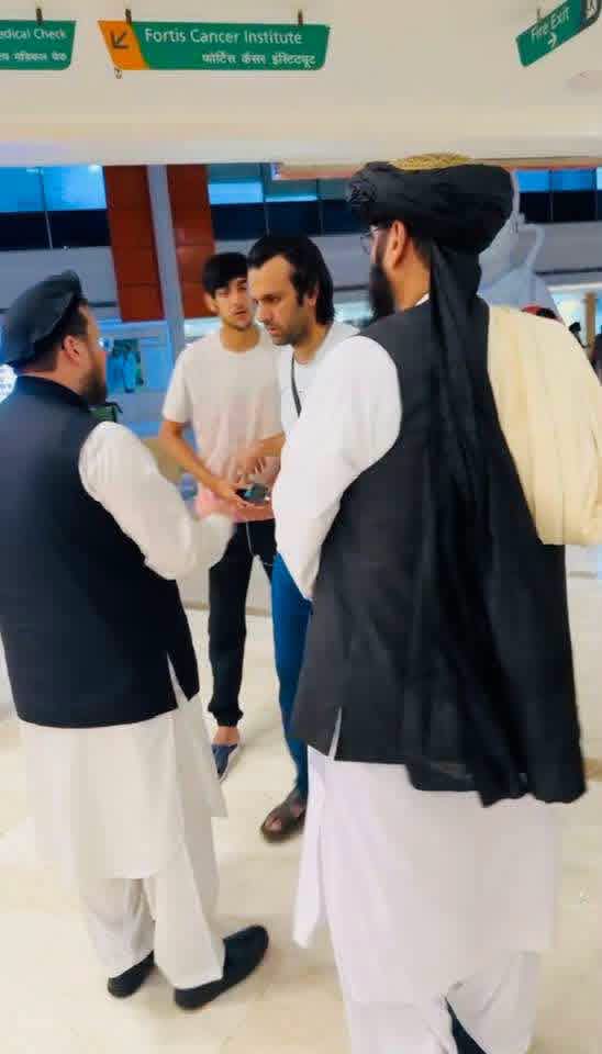 rahim_sekander's tweet photo. کاش د شاپور ځدراڼ جنازه خوست کې شپږیزې ته راوړل شي.
ځکه ټول لوبغاړي هم دلته دي او کرکټ سره تړلې واقعه هم ده، نو ډېره ستره جنازه به یې وشي. ثواب به یې زیات شي.
د کابل جنازې ما لېدلې دي، خوست او ننګرهار پسې نه شي رسېدلی.
هند کې یې د افغان سفارت مسوولین کابل ته په انتقال بوخت دي. https://t.co/aCZxCxyrIz