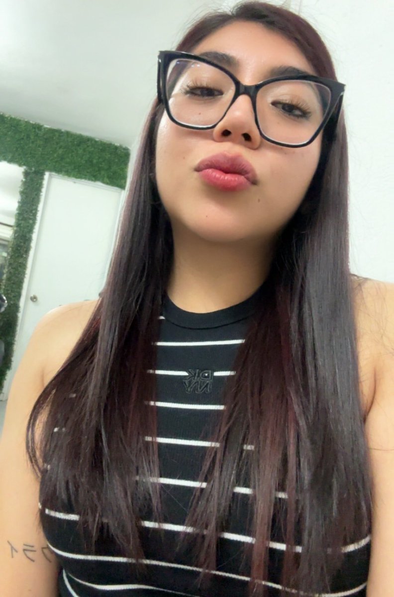 BarajasCK's tweet photo. Hola! Soy Clau, soy Cryboyer desde el 2023, cuando la vida me pone unas arrastradas Cry es mi lugar seguro para reír y olvidar todo 😅 Soy de México, soy contadora, amo el café.. 
#integracioncryboyer https://t.co/dTBoi34J5q