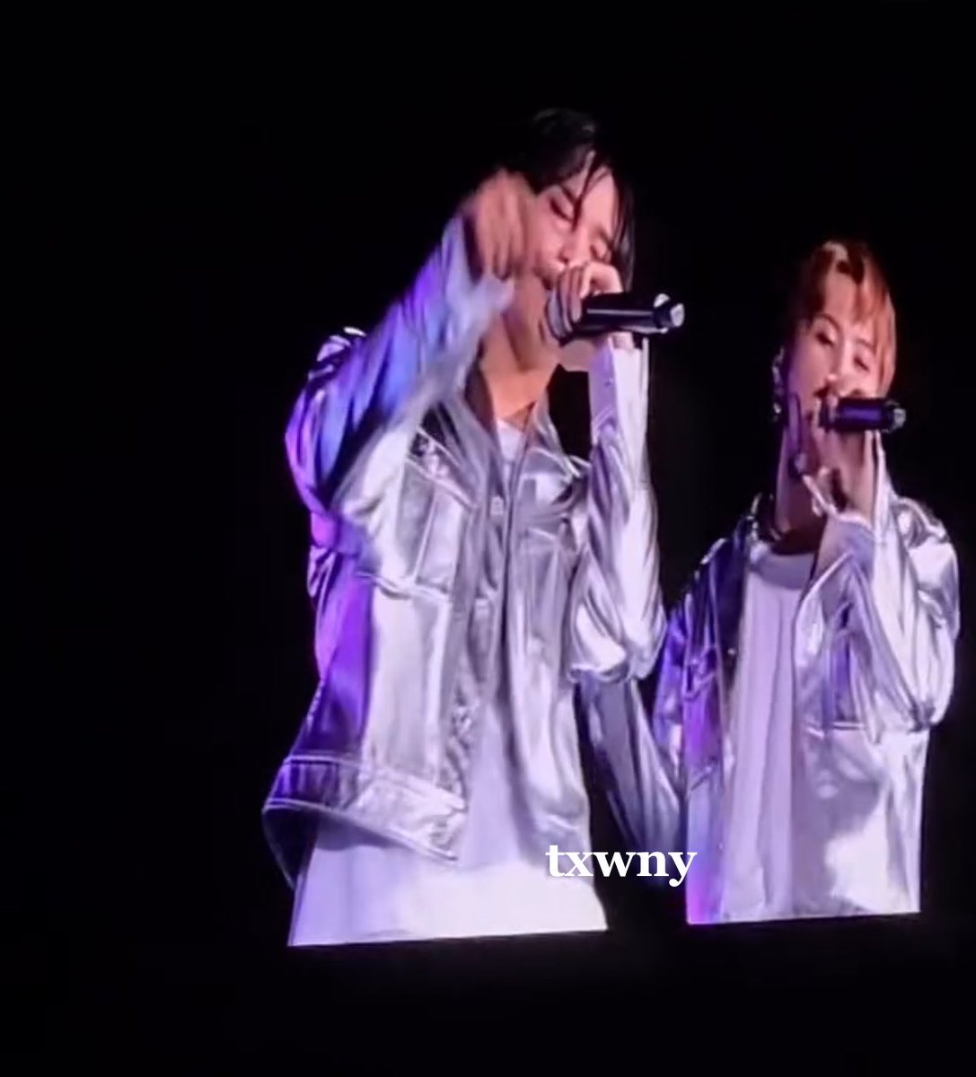 txwny_Sunflower's tweet photo. มธ.ให้อะไรเรา 
มาร์คลี :แฮชานของพวกเราก็สวยน้า 

#markhyuck https://t.co/pMDm0MSJE5