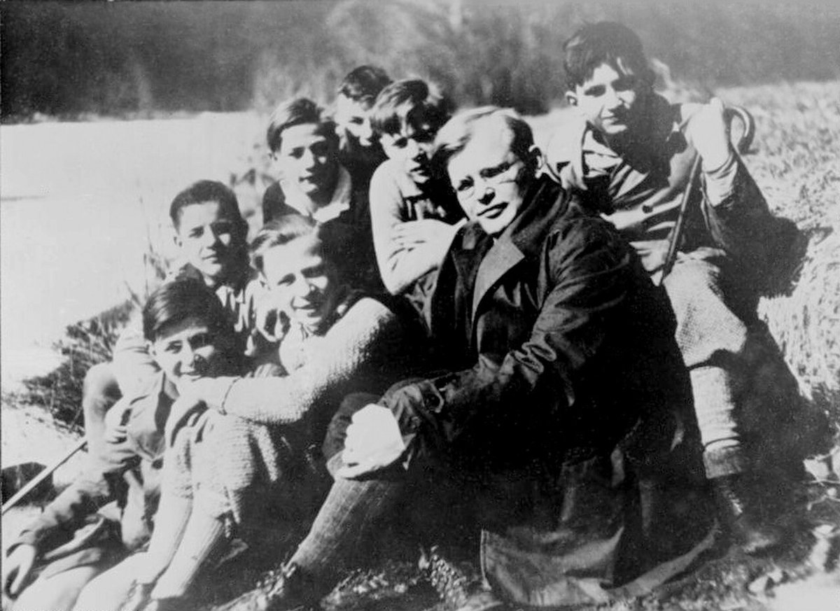 irlandamaya's tweet photo. "La estupidez no es la falta de inteligencia, sino la incapacidad para cuestionar lo que uno cree"...  esta es una paráfrasis del pensamiento de Dietrich Bonhoeffer, quien fue un teólogo alemán que desempeñó un papel importante en el movimiento de resistencia contra el nazismo...  argumentaba que la estupidez es más peligrosa que la maldad.... sostenía que no es un defecto intelectual, sino moral: una renuncia voluntaria al juicio propio donde el individuo se vuelve sumiso, impermeable a la razón y vulnerable a la manipulación... por otro lado,  tener la humildad de aceptar que podemos estar equivocados, y que siempre podemos aprender... compartir ideas, ser compasivos, tener bondad y criterio... saber argumentar y discutir para aclarar... sin odio... eso nos hace éticos...  y humanos.