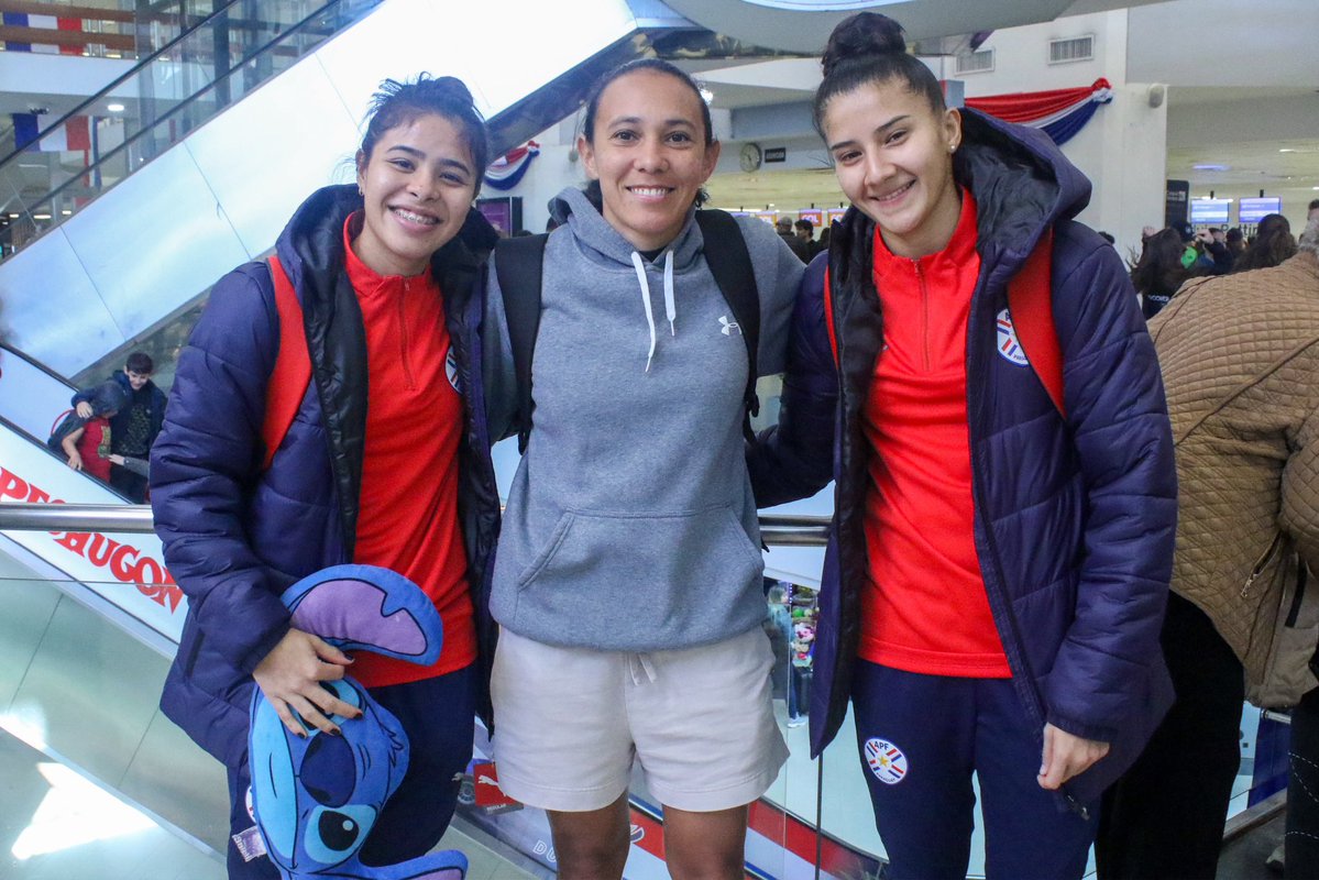 Albirroja's tweet photo. ¡La #AlbirrojaFEM ⚪️🔴 rumbo al próximo desafío! 💪🏻

La Selección Nacional Femenina parte rumbo a Brasil de cara a la Ladies Cup. 

¡Vamos, chicas! 
#VamosParaguay https://t.co/uZzYiqvrTV