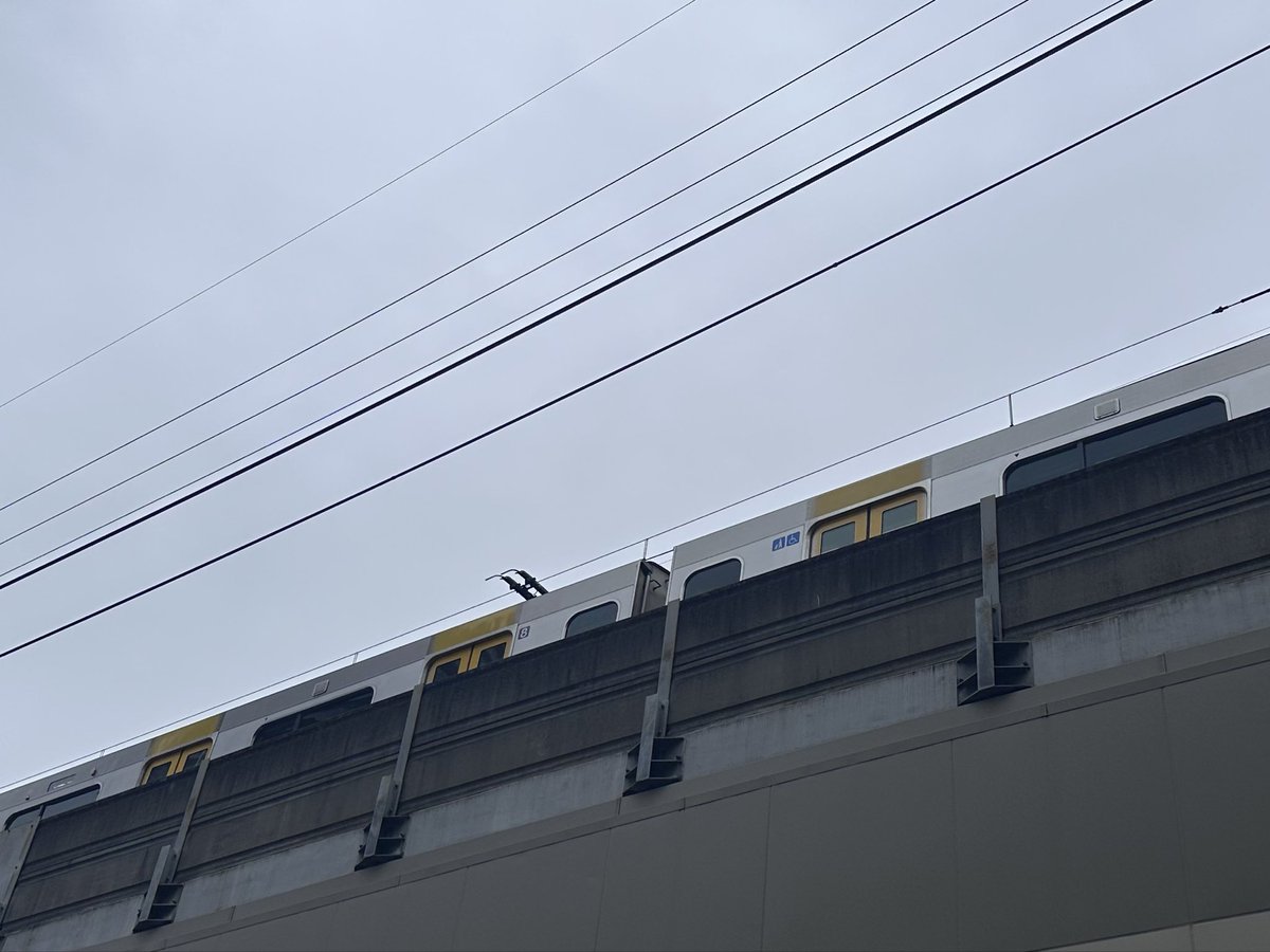 fs2106's tweet photo. 昼間、試運転車両を偶然見た🚃
『えっ？初めて見たんだけど…』と思ったら記事になってました。
山手線から余剰車の転出が決まり、黄色にお色直しした車両が試運転してるようだね。 https://t.co/FeeRidDj26