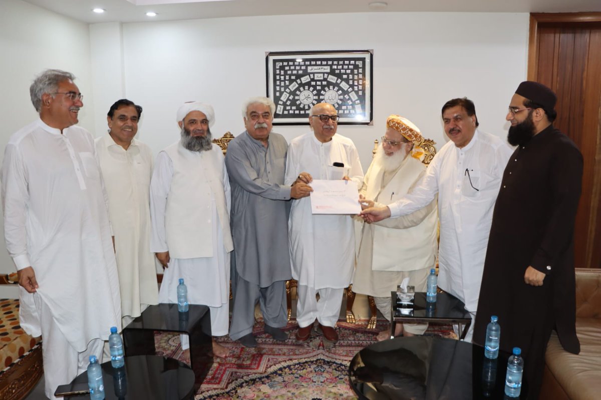 ANPMarkaz's tweet photo. پشاور:صوبائی صدر اے این پی میاں افتخار حسین کی قیادت میں وفد کی مفتی محمود مرکز آمد۔ وفد نے جمعیت علمائے اسلام (ف) کے صوبائی امیر، سینیٹر مولانا عطاء الرحمٰن سے ملاقات کی اور 13 جولائی کو اے این پی کے زیرِ اہتمام ملاکنڈ ڈویژن میں ٹیکس کے نفاذ کے خلاف منعقد ہونے والے "لویہ جرگہ"میں شرکت کی دعوت دی۔ وفد میں جنرل سیکرٹری حسین شاہ یوسفزئی، صوبائی سالار شاکر اللہ شنواری، صدر اے این پی سوات شیر شاہ خان سمیت دیگر رہنما بھی موجود تھے۔

#ANP | #ANPPakhtunkhwa