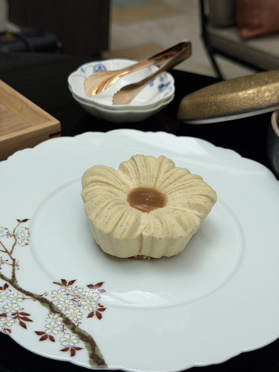 sweetssweets25's tweet photo. 六本木 ニナザリッツカールトン東京 

テラス席限定のプチケーキセットと、通常サイズのケーキ2個追加。
お花の見た目のものが多くて可愛い🌼
想像以上に甘さ控えめで、お米を使っているものがあったりどれも美味しかった！
特に紅芋のモンブランがお気に入り✨ https://t.co/aWeagWS9Cn