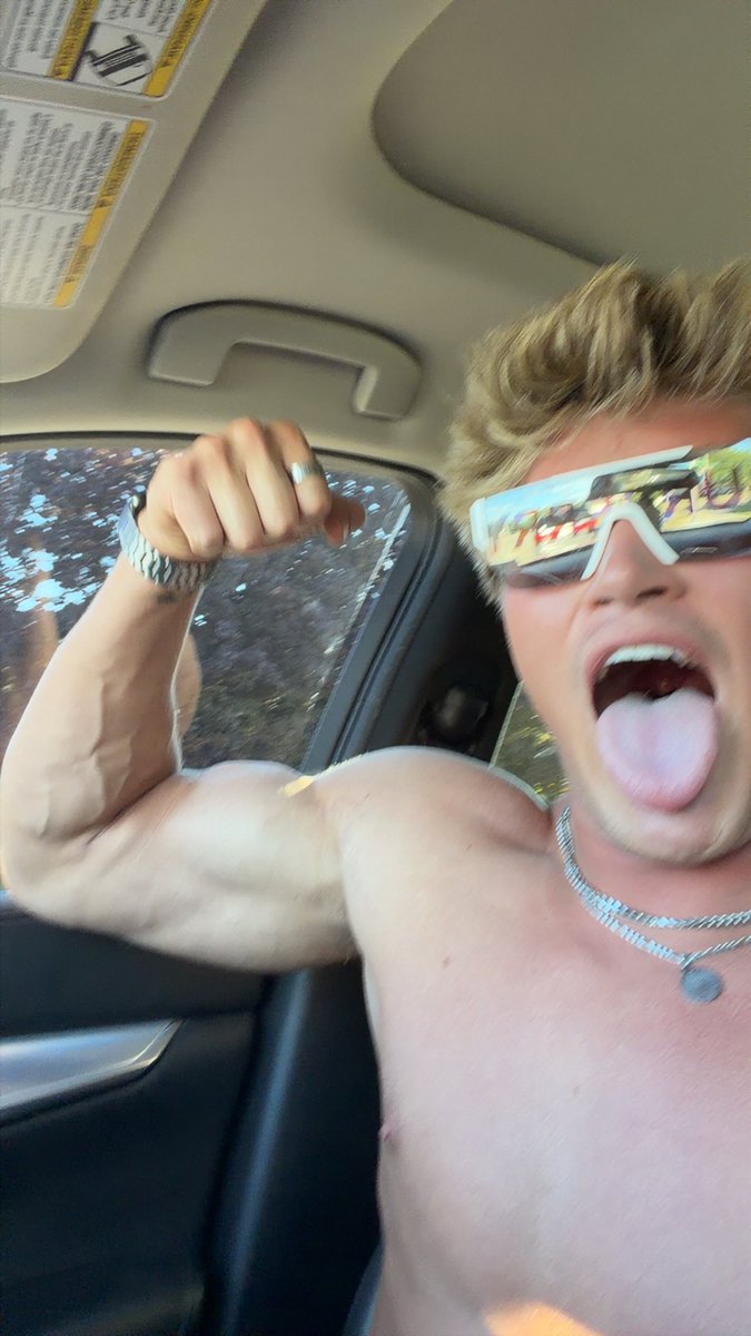 thisisntdgen's tweet photo. Shirtless drives in this summer heat are mandatory. Now which of you want to worship these biceps 😈 https://t.co/PJEGvNYvJe
