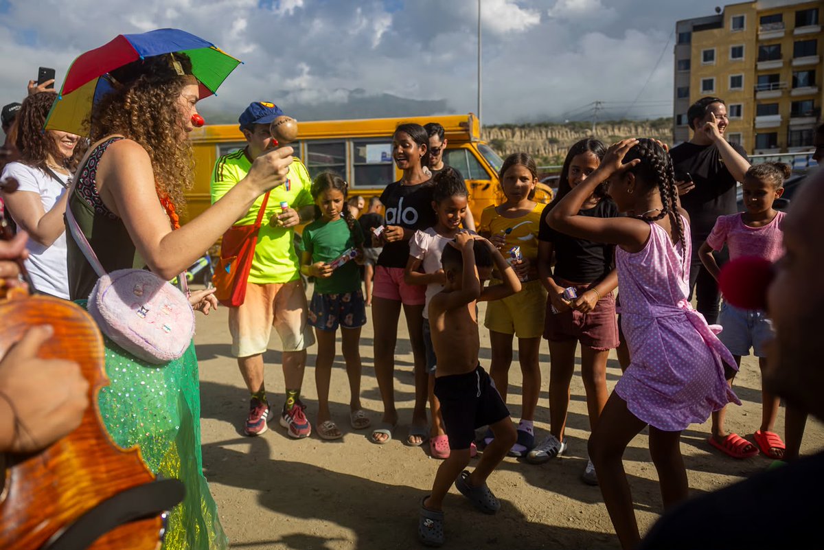 CATERINAV's tweet photo. #7Jul Hermosa labor Ale Otero y su esposo. Los niños son todo! Llevarles esperanza y alegría es parte del trabajo. Gracias .@mgutierrezphoto por estas fotos. https://t.co/vwF5oogq8k