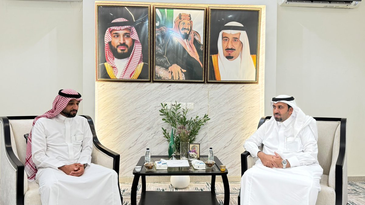 BahaChamber's tweet photo. استقبل رئيس مجلس إدارة #غرفة_الباحة أ. ماشي بن محمد العُمري اليوم وفد الهيئة السعودية للمدن الصناعية ومناطق التقنية «مدن»، برئاسة أ. محمود نوح مدير الإدارة العامة للقطاع الغربي، وبحضور أ. علي الزهراني مدير إدارة الجنوب، وم. سلطان علي الغامدي مدير المدينة الصناعية بالباحة.
وجرى خلال اللقاء مناقشة عدد من الموضوعات ذات الاهتمام المشترك، ومن بينها تسويق مصانع الحرفيين في المدينة الصناعية الأولى بالباحة، وتعزيز التعاون بما يدعم البيئة الاستثمارية والصناعية في المنطقة
حضر اللقاء النائب الأول أ. محمد المفرح، والأمين العام المكلف أ. ناصر الغامدي.