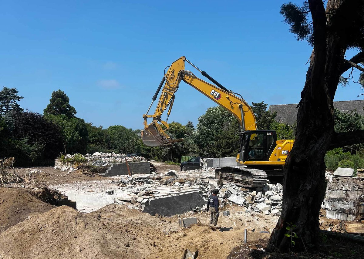 archpaper's tweet photo. The Bliss House, an oceanfront home completed in 1979 and designed by late modernist architect Norman Jaffe in Southampton, New York, has been demolished. 
https://t.co/p1lkZdN9vx https://t.co/SanPewn0BH