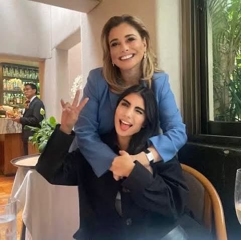 CapitalPueblaMx's tweet photo. La panista Maru Campos podrá cambiar ❌ de asistente, pero no podrá borrar la imagen que dejó.

La renuncia de Anya Trevizo reaviva el debate sobre el trato que deben recibir los servidores públicos dentro de cualquier administración.

Ningún cargo público puede construirse sobre la descalificación o el trato indigno.