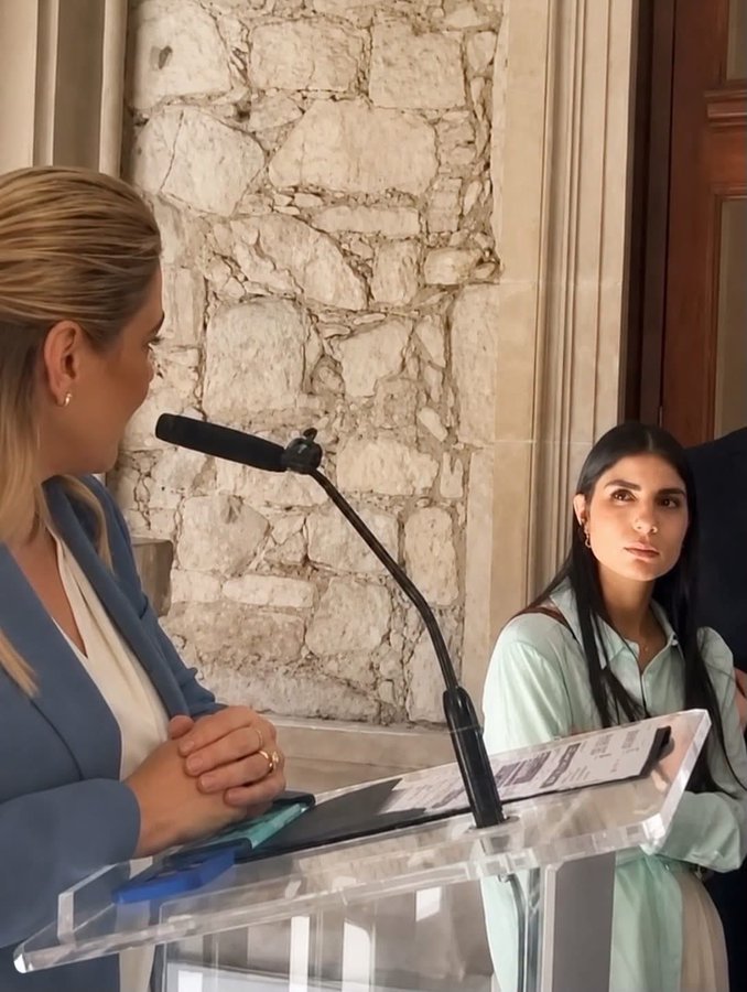 CapitalPueblaMx's tweet photo. La panista Maru Campos podrá cambiar ❌ de asistente, pero no podrá borrar la imagen que dejó.

La renuncia de Anya Trevizo reaviva el debate sobre el trato que deben recibir los servidores públicos dentro de cualquier administración.

Ningún cargo público puede construirse sobre la descalificación o el trato indigno.