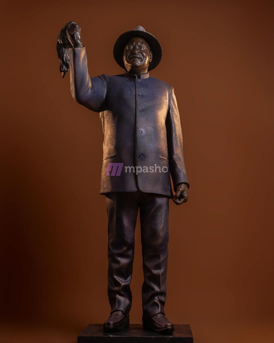 MpashoNews's tweet photo. Sculptors Mandela Ondula and Cheryl Nagawa have created a sculpture of the late Prime Minister Raila Amollo Odinga. https://t.co/wORf4IyM3n