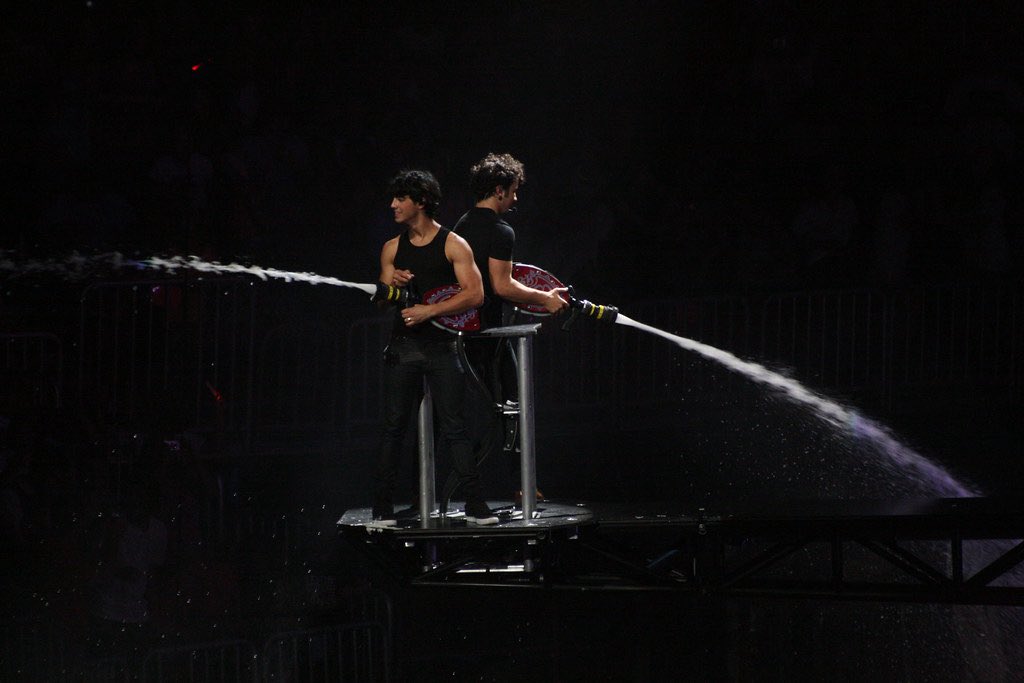 strangers2night's tweet photo. U better get to work on this @kevinjonas @joejonas https://t.co/0RmNM5jolm