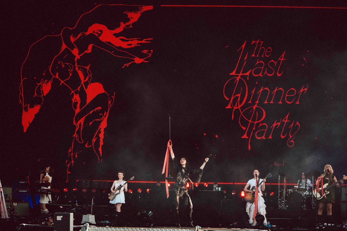 floodmagazine's tweet photo. Live, in photos: @wolfalicemusic’s homecoming show at Finsbury Park feat. @lastdinnerparty, @LykkeLi, and more | https://t.co/hyloGhc3r2 https://t.co/rffTObHfFa