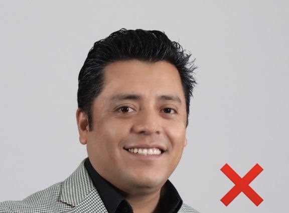 Caro__Fdz's tweet photo. 🔴 #IMPORTANTE

Mañana se oficializan los cambios en el @CongresoPue:

👉🏼 Se va Jesús Juárez Lezama tras 18 años de servicio en el Legislativo, donde empezó como analista, siguió de asesor y terminó como director de Asuntos Jurídicos. 

Su pecado: asumir funciones de más y su incapacidad para lidiar con el grupo de minúsculos legisladores comandado por Andrés Villegas (@A_Villegas_Men).

👉🏼 En su lugar llega Jesús Ignacio Becerra Vértiz. Tipo listo, afable y de bajo perfil; lo mandan de la Consejería Jurídica del @Gob_Puebla para lidiar con ese grupúsculo de diputados y diputadas que ni pinchan, ni cachan, ni dejan batear.

Para su buena suerte, en breve muchos de esos legisladores pedirán licencia para buscar otra beca en puestos de elección popular, por lo que la grilla barata y la carga de trabajo en el Legislativo se reducirán.

👉🏼Se va Lucero Rosales Zacamo de la dirección general de Servicios Legislativos

👉🏼En su lugar, llega Paola Mayte Gorzo Lozada, funcionaria que hasta hace poco cobraba como directora del Registro Civil del Estado (@RCivilPuebla), donde dejó una estela de escándalos por nepotismo y por encubrir a violentadores.

Es hija de José Pablo Roberto Gorzo Ortega, uno de los operadores electorales más veteranos y leales del gobernador.

👉🏼 Se acerca la inminente salida del secretario general, Julio Leopoldo de Lara Varela. Este personaje solo llegó a calentar la silla, a vivir plácidamente del erario y a engordar el bolsillo con sus negocios personales.

👉🏼 Los cambios prometen sacudir el polvo y la mala vibra del recinto Legislativo, pero que nadie se confunda: 

Los hilos y el control absoluto siguen -y seguirán- en manos del mandamás poblano, por más que cierto diputado de apellido Villegas ande queriendo pararse el cuello y hacer creer que él es quien mueve la cuna.

La columna 👉🏼  https://t.co/SHA5OIKCvU