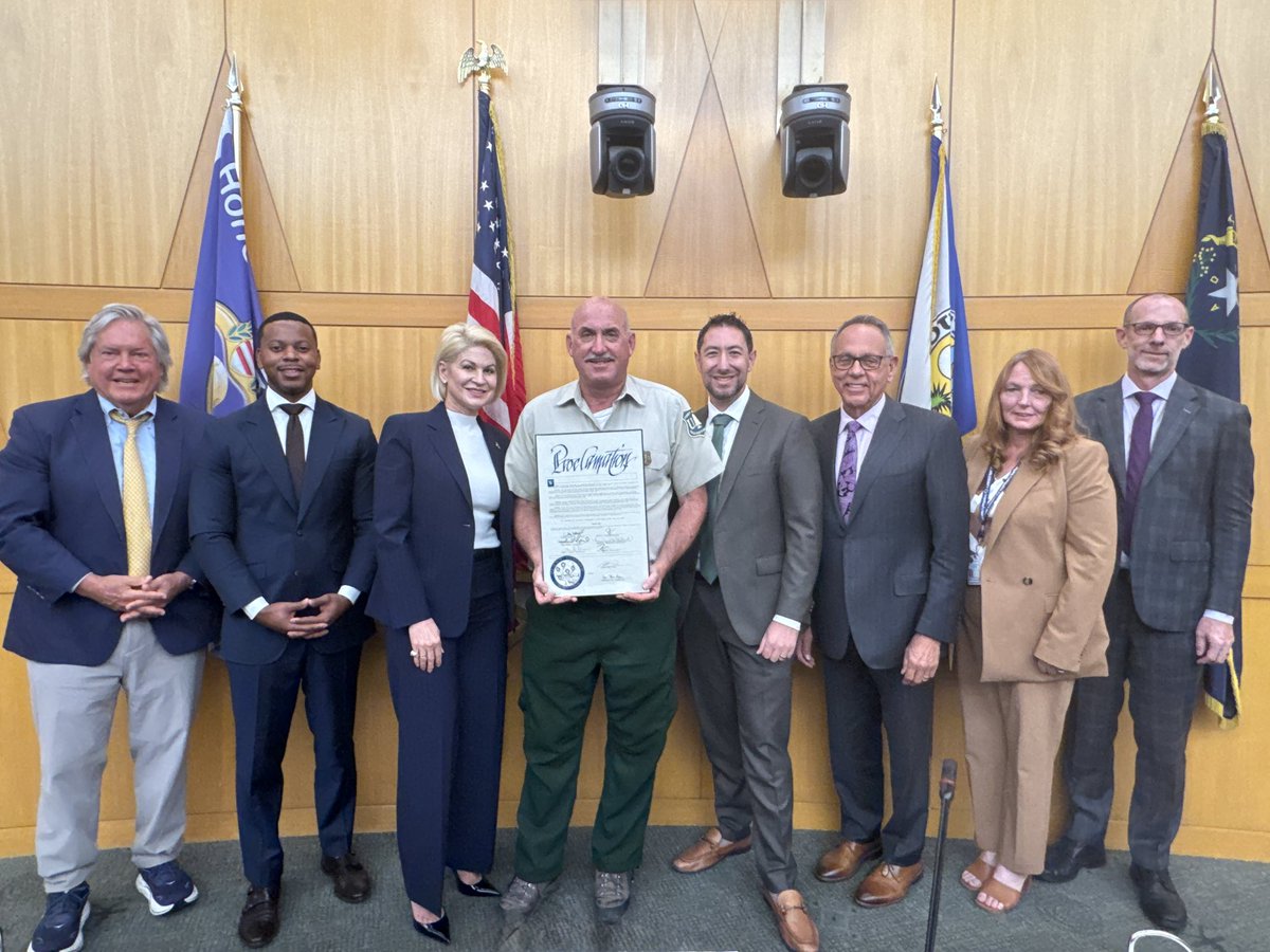 ClarkCountyNV's tweet photo. 25 years educating Southern Nevada on forest fire dangers. @Commishbecker and commissioners honored “Ranger Ray” of the @forestservice Fire Patrol.
🔥
Since 2000, Ray Johnson has shared his expertise on fire prevention and restrictions with more than 100,000 kids and the public. https://t.co/hM71R1K7E5