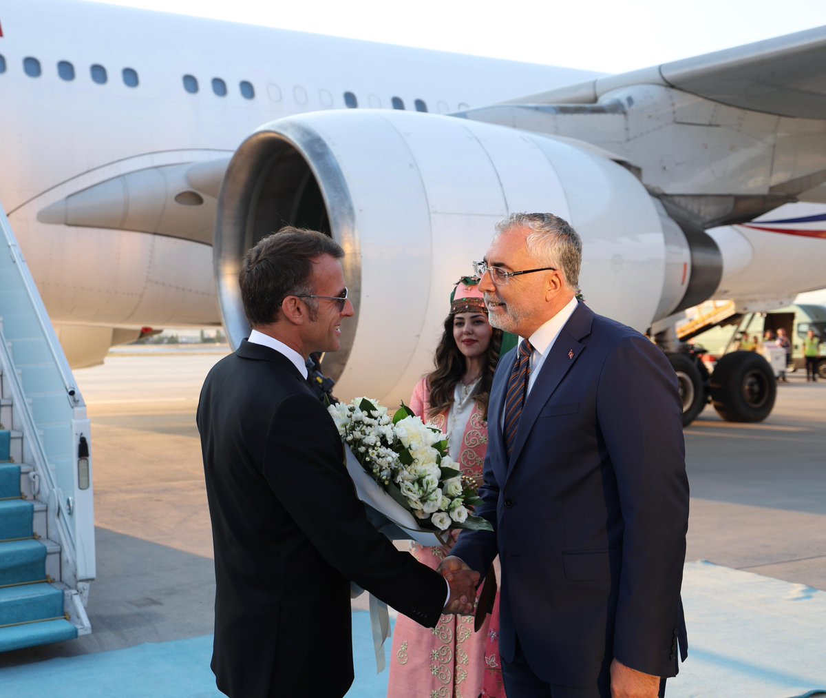 isikhanvedat's tweet photo. Cumhurbaşkanımız Sayın @RTErdogan’ın ev sahipliğinde düzenlenen NATO Zirvesi kapsamında ülkemize gelen Fransa Cumhurbaşkanı Sayın Emmanuel Macron’u Esenboğa Havalimanı'nda karşıladık.
 
Çok sayıda devlet ve hükümet başkanının katılacağı Zirve’nin; NATO ittifakının birliğini güçlendireceğine inanıyorum.
 
@EmmanuelMacron 
#NATOsummit