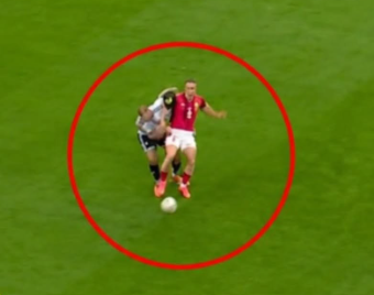 jlaram12's tweet photo. En el primer gol de Messi vs Austria, hubo una falta de McAllister y no fueron ni al VAR.

Hoy a Egipto le quitan un gol por una acción similar.

Es asqueroso como la FIFA protege a Argentina, todas las divididas a su favor. 

No les bastó con regalarles el Mundial de Qatar. https://t.co/HR5dU88QA9