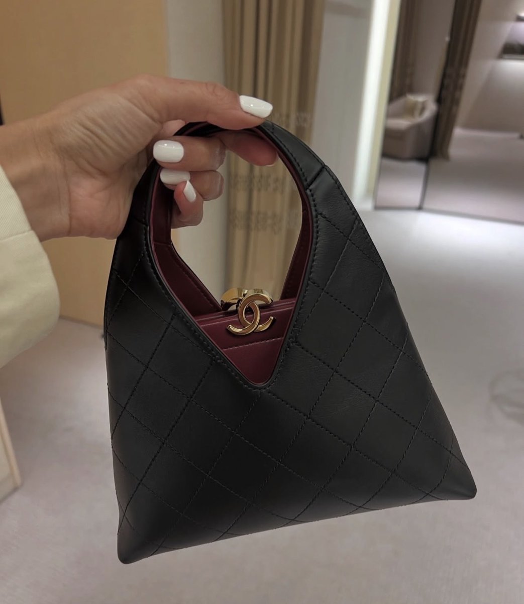 Superwomanwx's tweet photo. Chanel bag https://t.co/7KlzY5vapd