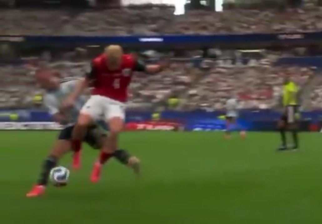 saweezo's tweet photo. THEY DIDNT FUCKING REVIEW THIS WHEN MESSI SCORED. CORRUPT FUCKING ORGANIZATION. https://t.co/ITHEhK95P8
