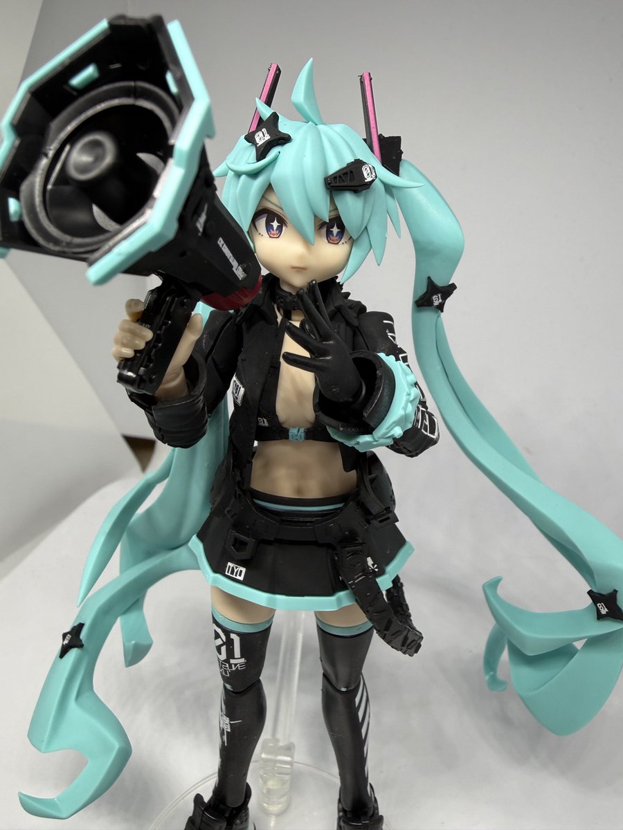 MYA_3's tweet photo. 初音ミク 中央町戦術工芸ver完成
あまりミクは詳しくないけれどデザインがめっちゃ刺さったので組みました。
塗装済みパーツが多いのでデカール貼って艶消し吹いただけでもかなり満足度が高いですねー
カクカクした髪がいい感じに再現されていてホント好き https://t.co/XGEKGjvYbL