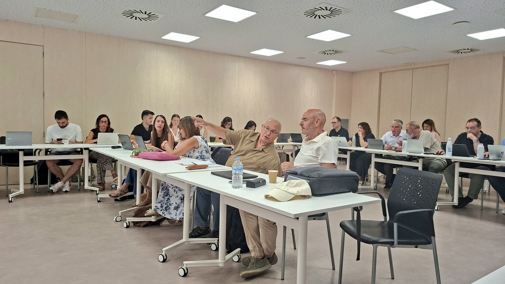 VedrunaCat's tweet photo. 🌞 Ja és una tradició: al juliol ens reunim tots els equips de la Fundació i compartim com ha anat el curs. Intel·ligència col·laborativa! #escolacompetent https://t.co/tY1IfVlCFN